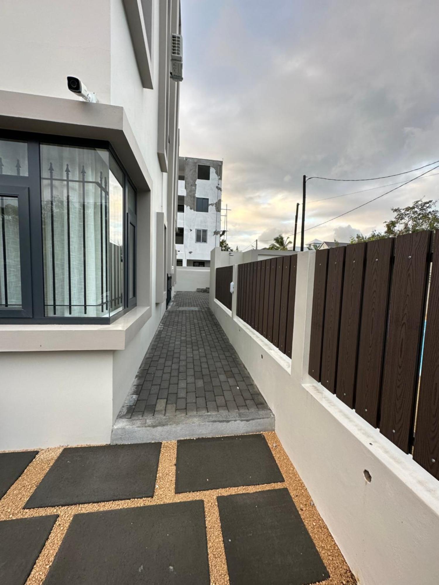 Seasand-Entire Luxury 3 Bd Condo - Close To Beach Flic-en-Flacq Exteriör bild